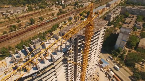 タワー クレーンで工事現場の空中撮影。建設無人機映像 — ストック動画
