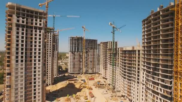 Luchtfoto shoot van bouwplaats met torenkranen. Bouw drone beelden — Stockvideo