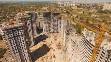 Şantiye kule vinç ile hava ateş. İnşaat dron görüntüleri