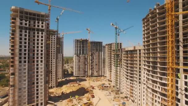 Bouw van huizen. Drone vliegen over bouwplaats met torenkranen — Stockvideo