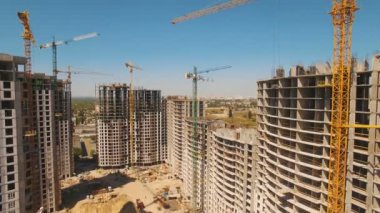 Evleri inşaatı. Kule vinç ile inşaat alanı üzerinde drone fly