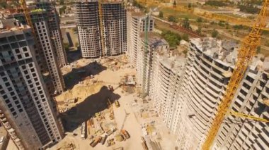 Evleri inşaatı. Kule vinç ile inşaat alanı üzerinde drone fly