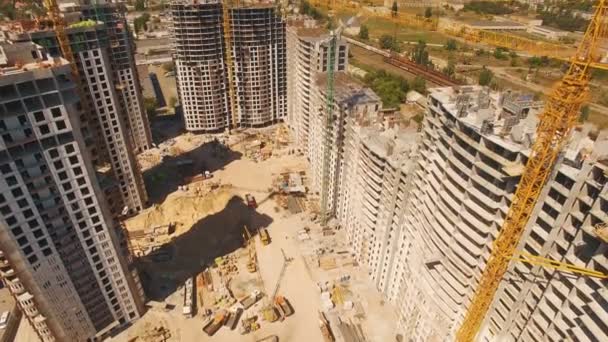 Construcción de casas. Drone volar sobre el sitio de construcción con grúas torre — Vídeo de stock