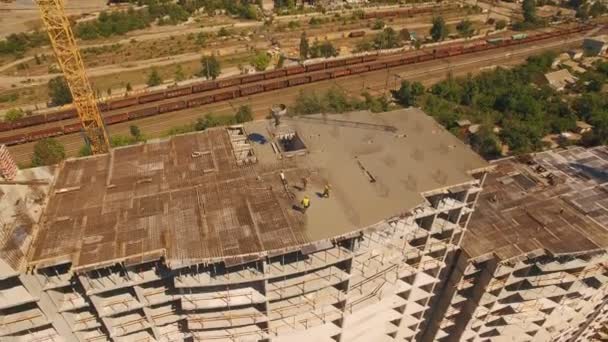 Plano aéreo de los trabajadores en una construcción, estructura en el proceso de construcción — Vídeo de stock