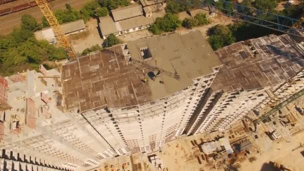 Plano aéreo de los trabajadores en una construcción, estructura en el proceso de construcción — Vídeo de stock