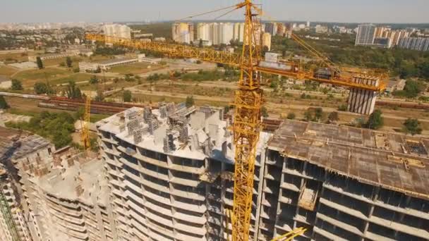 Воздушный кадр рабочих в строительстве, структура в процессе строительства — стоковое видео