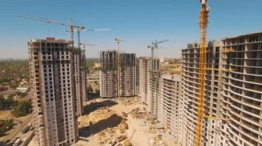 Evleri inşaatı. Kule vinç ile inşaat alanı üzerinde drone fly