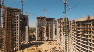 Evleri inşaatı. Kule vinç ile inşaat alanı üzerinde drone fly