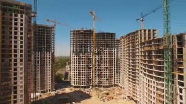 Evleri inşaatı. Kule vinç ile inşaat alanı üzerinde drone fly