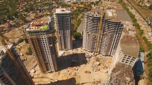 Sparatoria aerea di cantiere con gru a torre. Filmati dei droni — Video Stock