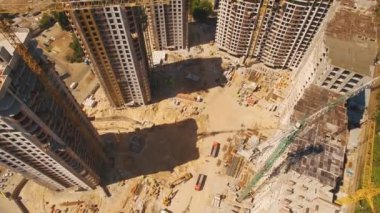 Evleri inşaatı. Kule vinç ile inşaat alanı üzerinde drone fly