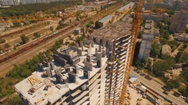 Evleri inşaatı. Kule vinç ile inşaat alanı üzerinde drone fly