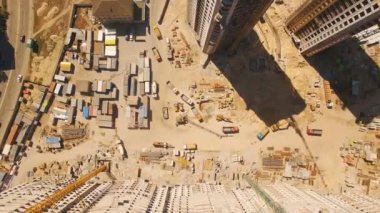 Evleri inşaatı. Kule vinç ile inşaat alanı üzerinde drone fly