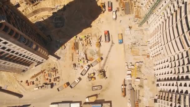 Costruzione di case. Drone sorvolare il cantiere con gru a torre — Video Stock