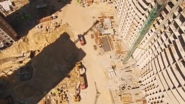 タワー クレーンで工事現場の空中撮影。ドローンの映像 — ストック動画