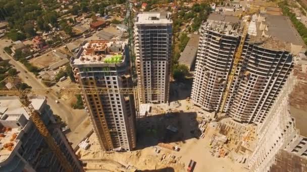 Tiro aéreo del sitio de construcción con grúas torre. Imágenes de drones — Vídeo de stock