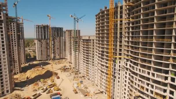 Luchtfoto shoot van bouwplaats met torenkranen. Drone beelden — Stockvideo