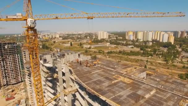 Luchtopname van werknemers in een constructie, structuur in het te bouwen proces — Stockvideo
