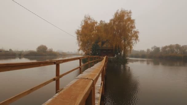 Mesebeli ház közepén őszi Ködös reggel légi tó — Stock videók