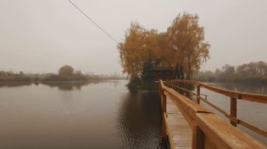 Masal evi bir sonbahar sisli sabahı hava 4 k Uhd dron görüntüleri gölde ortasında