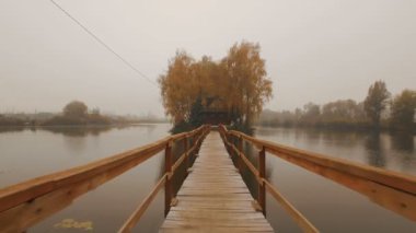 Masal evi bir sonbahar sisli sabahı hava gölde ortasında