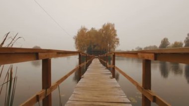 Masal evi bir sonbahar sisli sabahı hava gölde ortasında