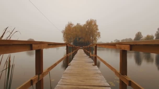 Fairytale huis in het midden van het meer op een herfst mistige ochtend antenne — Stockvideo