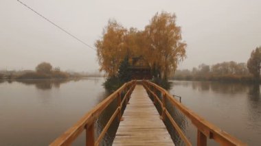 Masal evi bir sonbahar sisli sabahı hava gölde ortasında