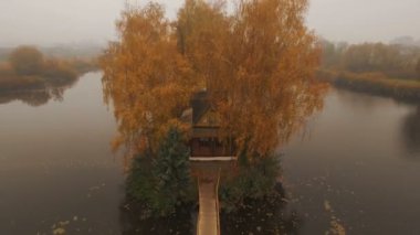 Masal evi bir sonbahar sisli sabahı hava gölde ortasında