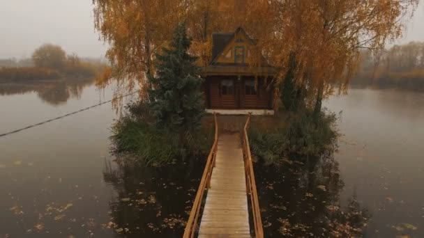 Παραμυθένιο σπίτι στη μέση της λίμνης σε μια εναέρια φθινοπωρινή ομίχλη το πρωί — Αρχείο Βίντεο
