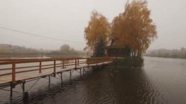 Masal evi bir sonbahar sisli sabahı hava gölde ortasında