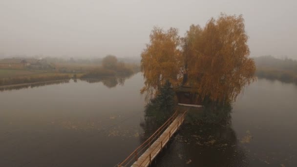 Fairytale huis in het midden van het meer op een herfst mistige ochtend antenne — Stockvideo