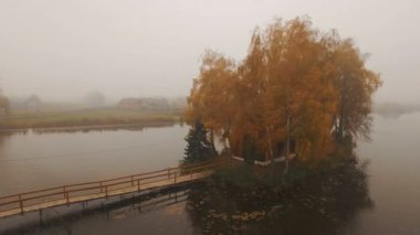 Masal evi bir sonbahar sisli sabahı hava gölde ortasında