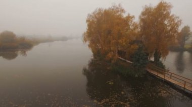 Masal evi bir sonbahar sisli sabahı hava gölde ortasında