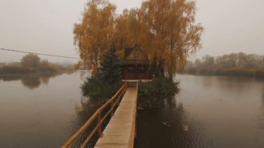 Masal evi bir sonbahar sisli sabahı hava gölde ortasında