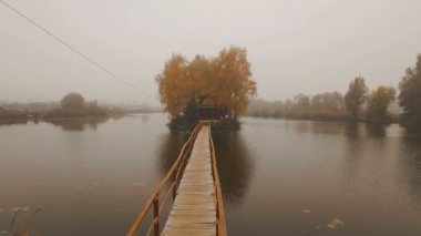 Masal evi bir sonbahar sisli sabahı hava gölde ortasında