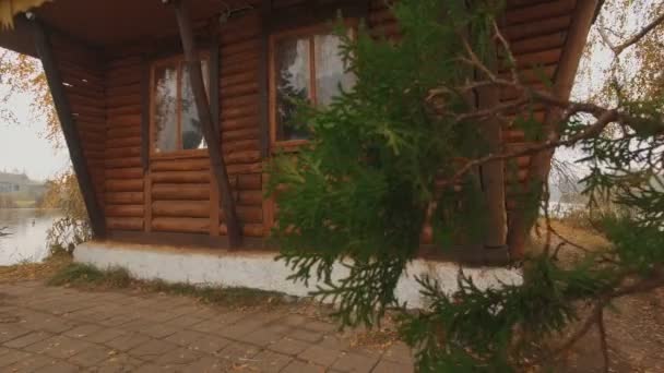 Pohádkový dům uprostřed jezera na podzimní mlhavé ráno antény — Stock video