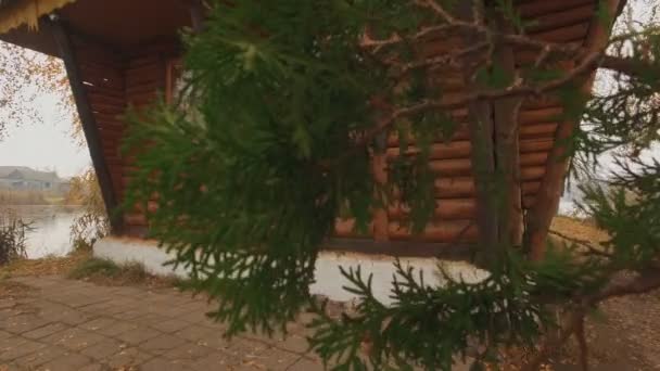 Casa de cuento de hadas en medio del lago en una antena de niebla de otoño por la mañana — Vídeos de Stock