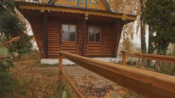 Fairytale huis in het midden van het meer op een herfst mistige ochtend antenne — Stockvideo