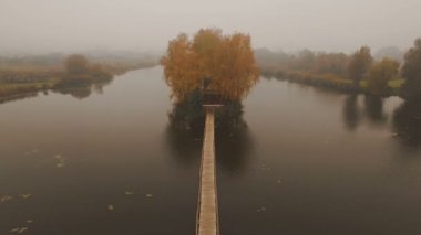 Masal evi bir sonbahar sisli sabahı hava gölde ortasında