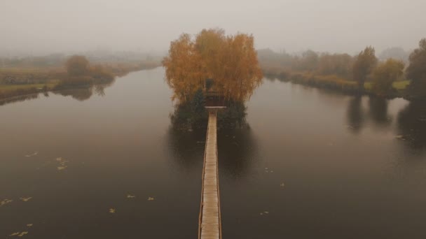 童话般的房子在湖的中间在一个秋天雾蒙蒙的早晨天线 — 图库视频影像