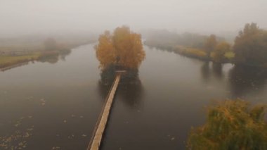 Masal evi bir sonbahar sisli sabahı hava gölde ortasında