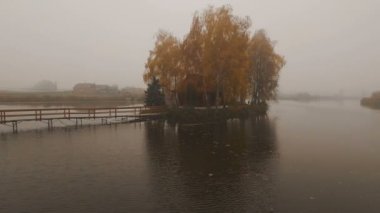 Masal evi bir sonbahar sisli sabahı hava gölde ortasında
