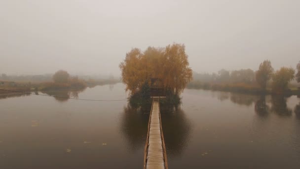 Maison de conte de fées au milieu du lac par un matin brumeux d'automne aérienne — Video