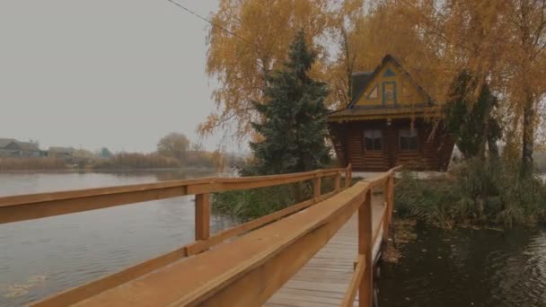 Fairytale house in the middle of the lake on an autumn foggy morning aerial — Stock Video