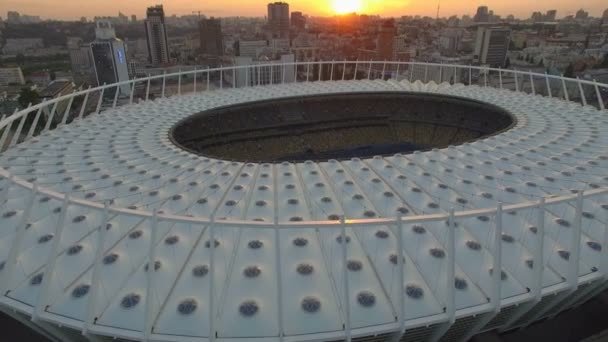 Kyjev, Ukrajina. Letecký pohled na olympijský stadion. Fotbalové arény na západ slunce — Stock video