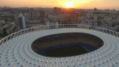 Kiev, Ukrayna. Havadan görünümü Olimpiyat Stadı. Futbol Arena günbatımı üzerinde