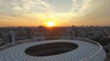 Kiev, Ukrayna. Havadan görünümü Olimpiyat Stadı. Futbol Arena günbatımı üzerinde
