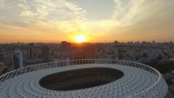 Κίεβο, Ουκρανία. Εναέρια άποψη του Ολυμπιακού Σταδίου. Ποδόσφαιρο Arena στο ηλιοβασίλεμα — Αρχείο Βίντεο