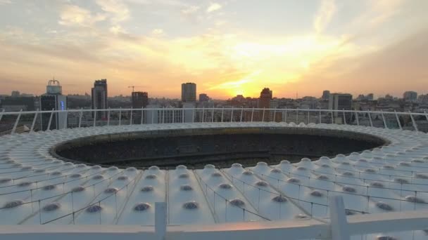 KIEV, Ucrania. Vista aérea del estadio olímpico. Arena de fútbol al atardecer — Vídeos de Stock